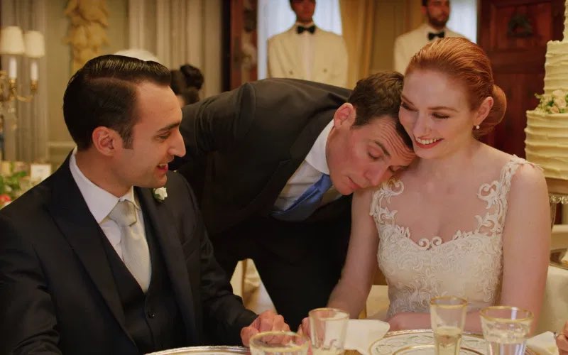 ElsaDanvers's tweet photo. Dans #LoveWeddingRepeat, Sam Claflin décroche son rôle le plus Hugh Grantesque.
L’adaptation de #PlandeTable perd son charme d’origine en jouant moins au jeu des chaises musicales mais se transforme en une comédie romantique anglaise très sympa ! https://t.co/aKKjDkQ50r