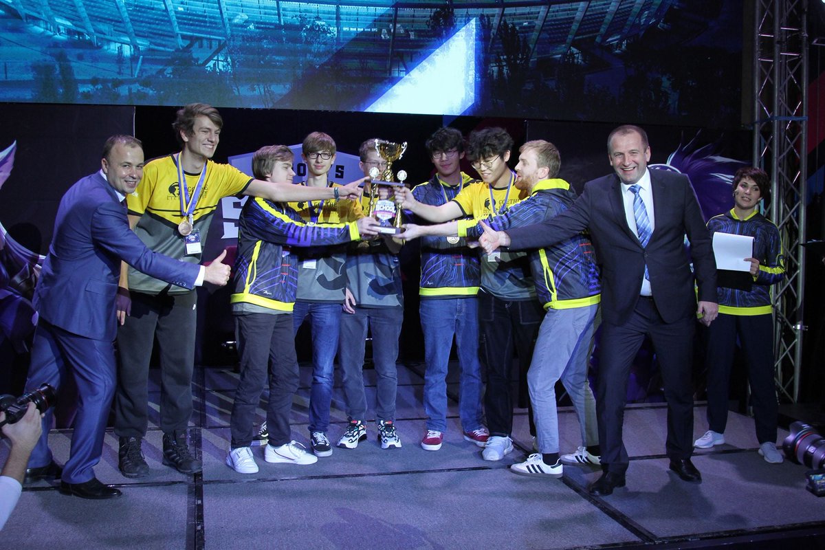 GoetheEsports's tweet photo. @triple_wii @schulme1ster Die professionellen LoL Spieler waren wir https://t.co/Ko80Z6rJP2