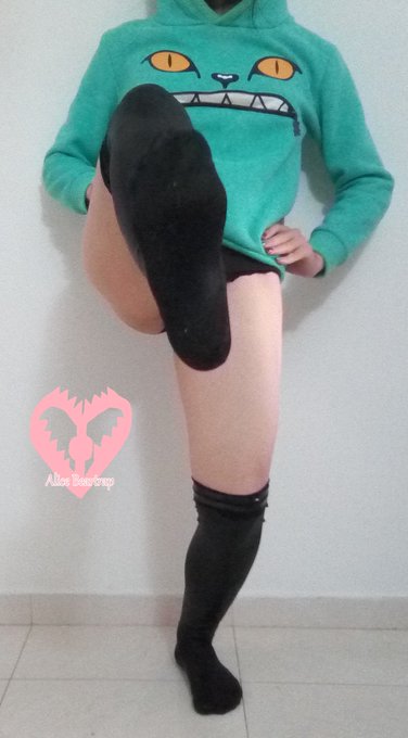 Alright, time for some licks, you better leave my feet clean ;3
#Femboy #feetselling #kneehighsocks #hot