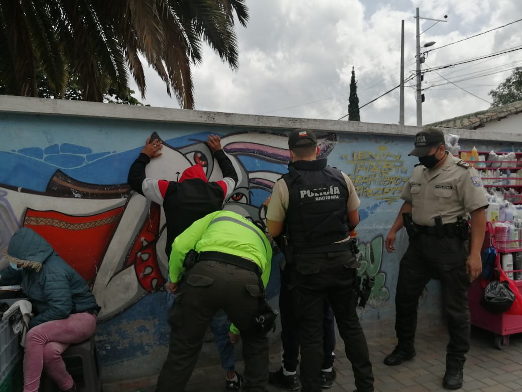 PoliciaEcuador's tweet photo. En #Tumbaco, brindamos presencial policial en los lugares de mayor afluencia de personas, así como también el registro a personas en actitud inusual a fin de prevenir actos delictivos

#DMQ
#TrabajamosPorTuSeguridad https://t.co/MY8VIHTEom