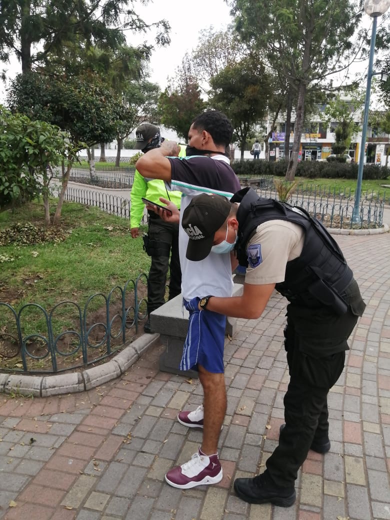 PoliciaEcuador's tweet photo. En #Tumbaco, brindamos presencial policial en los lugares de mayor afluencia de personas, así como también el registro a personas en actitud inusual a fin de prevenir actos delictivos

#DMQ
#TrabajamosPorTuSeguridad https://t.co/MY8VIHTEom