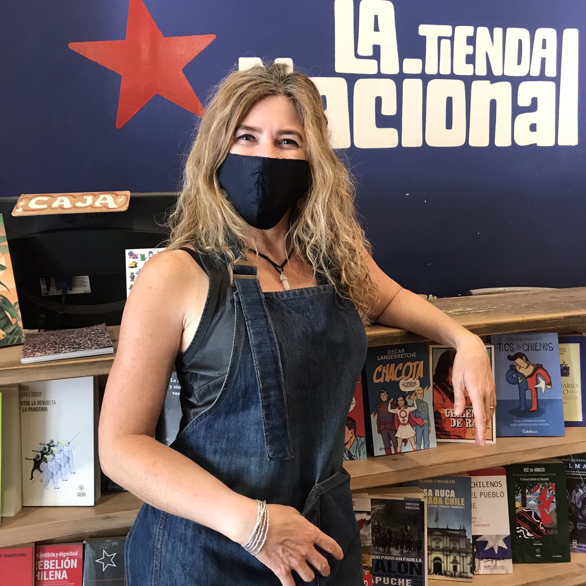 Aquí con <a href="/ajefta/">andrea jeftanovic</a> en su turno de #tuartistateatiende Pase a vernos, estamos hasta las 5 con ella y hasta las 6 sus servidores habituales!