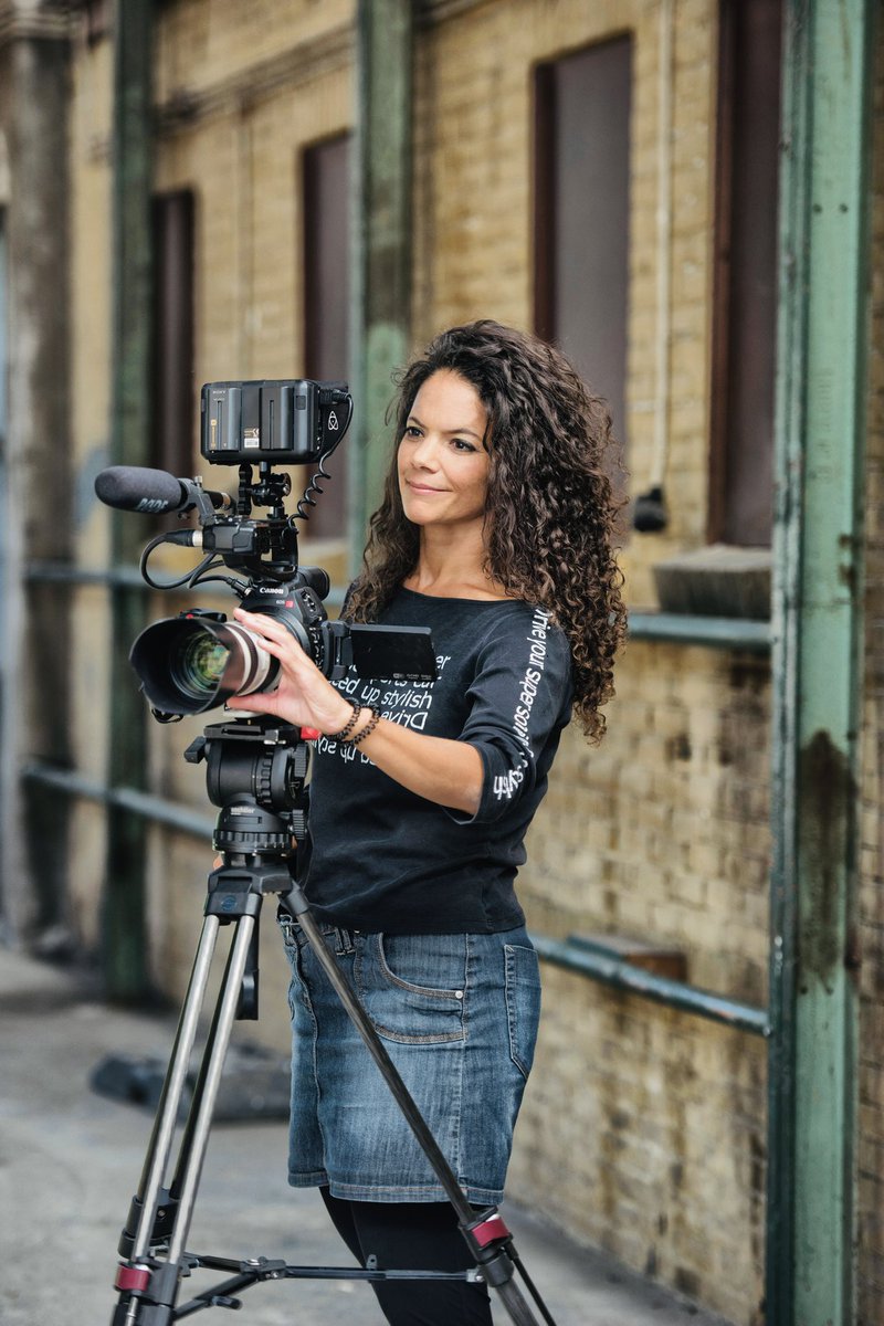 gwenjansen's tweet photo. Nog altijd erg heppie met m’n Canon mattie..... Vertrouwde baken van rust én plezier in deze nare Coronatijden. Morgen weer twee hele dagen lekker spelen samen. #iedereendoetwat #camerajournalist #passie #filmopnames #canon #canonnederland https://t.co/g5yEreY34m