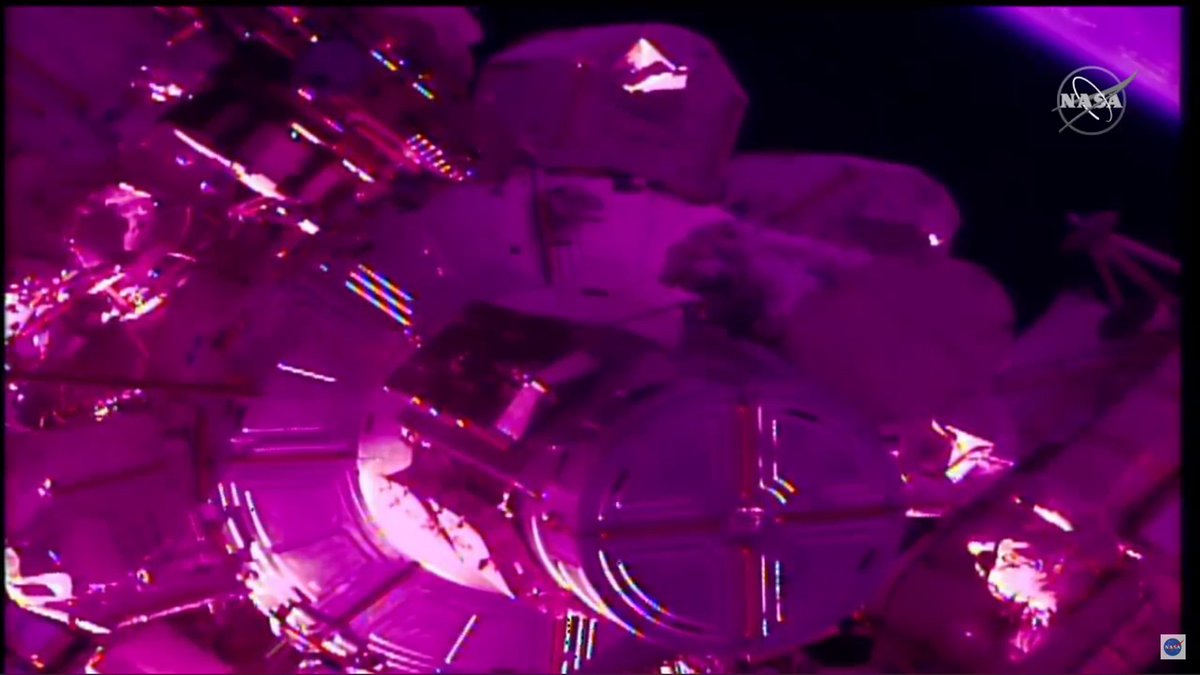 AstronautiCAST's tweet photo. Mike e Victor stanno per rientrare nell'airlock.
Victor ha parecchia fame.
#EVA69 https://t.co/GeIHBZ9ZVv