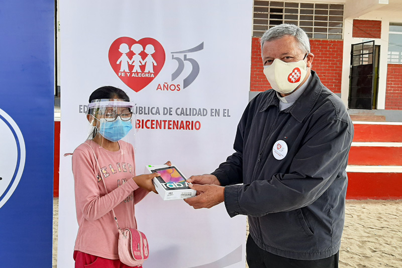 FeyAlegriaPeru's tweet photo. En el marco de su 55 aniversario, Fe y Alegría 🇵🇪 viene desarrollando la campaña #ConectándonosConAlegría. Queremos facilitar 5,555 tablets a estudiantes de nuestras https://t.co/XbTraXRYcr. para contribuir a mejorar sus aprendizajes.

Únete. 👉 https://t.co/TydAzePbMp https://t.co/M4Xp0aU2IE