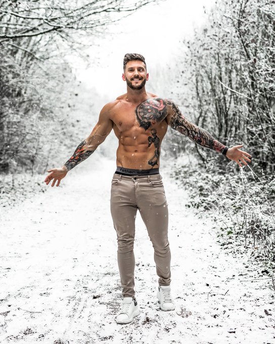 Snow man https://t.co/ZE3J9XxUXK