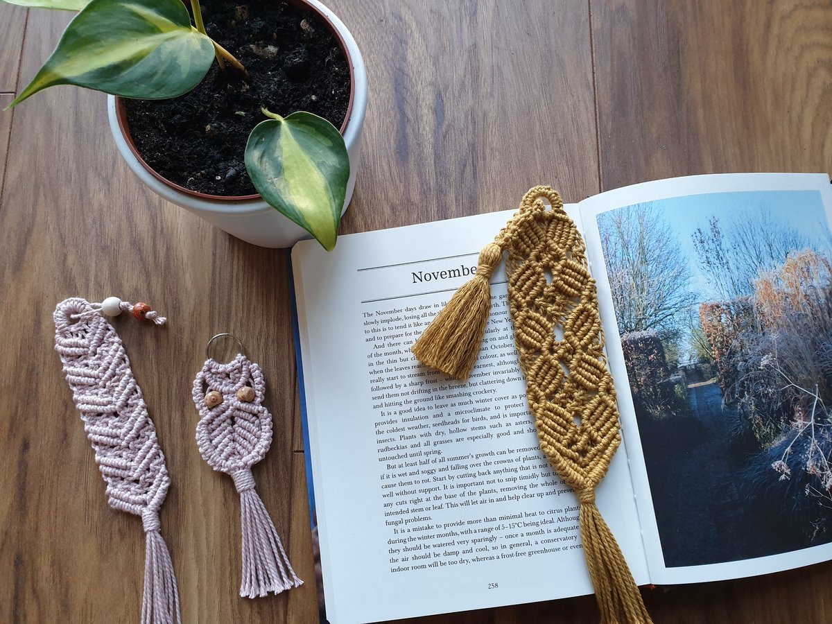 Finished macrame bookmarks for my friend in Japan☘ and now starting plant pot coasters.💛🧡
My philodendron Brasil is growing so slow, still only 3 leaves.🪴
Have a nice evening!🤗
#macrame #macramelove