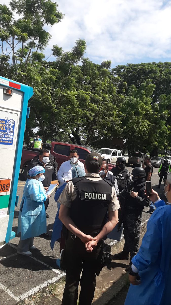 DPS_LosRios's tweet photo. #EcuadorSeVacuna | Coordinador de @Salud_CZ5, @JorgeRomeroCz5, custodia llegada de la #VacunasCOVID19 que se aplicará a personal de primera línea en Babahoyo, esto en el marco del #PlanVacunarse. Ecuador es el segundo país de Sudamérica que se inmuniza con las vacunas de Pfizer. https://t.co/e0XvPFOR1T