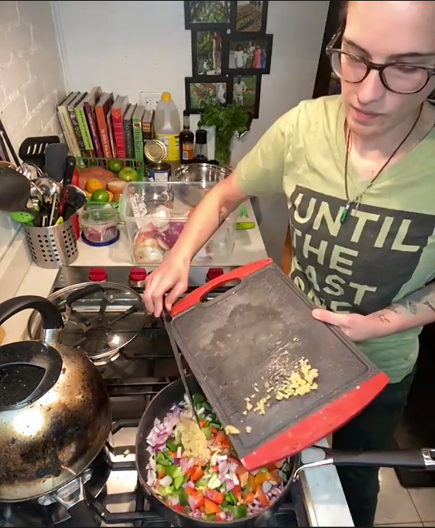 harmony_cfc's tweet photo. The dynamic duo from #UpliftKitchen brought their amazing energy &experience to our #MindYourFood program this week. Your impact on BIPOC families across the GTA & beyond is inspiring! Also, Gallo Pinto is magical.
#virtualcooking #mutualaid #caremongering #grassroots https://t.co/T8Tt1Yhex9