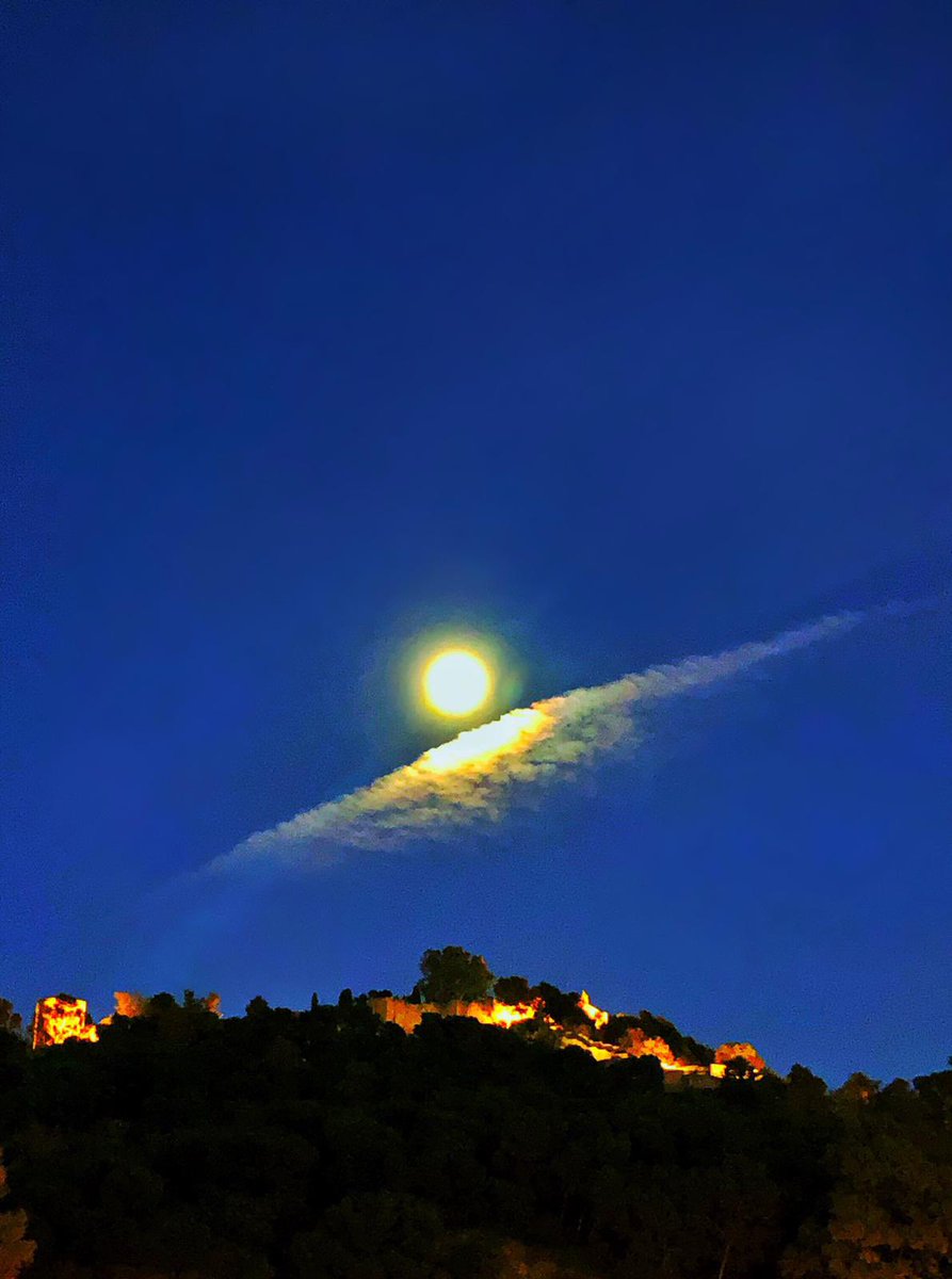 A veces Málaga tiene estas cosas...

#moon #Málaga #mediterraneanlife #alcazaba #night
