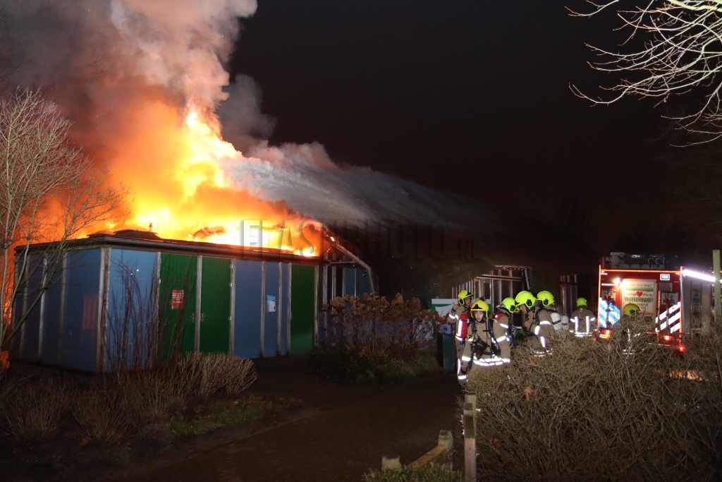Rotterdam - Grote uitslaande brand in Plaswijckpark: ?..