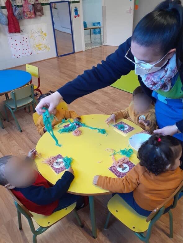 olga56139585's tweet photo. @e_geranios JUEGO SENSORIAL CON ESPAGUETIS: Un arco Iris sensorial para los peques.
Hoy los niños de 1 año han trabajado los sentidos del tacto, olfato y vista y también han trabajado la psicomotricidad fina al experimentar con sus manitas y manipular los espaguetis . https://t.co/0eIBOZCnP4