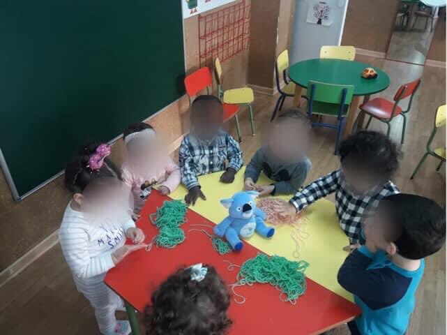 olga56139585's tweet photo. @e_geranios JUEGO SENSORIAL CON ESPAGUETIS: Un arco Iris sensorial para los peques.
Hoy los niños de 1 año han trabajado los sentidos del tacto, olfato y vista y también han trabajado la psicomotricidad fina al experimentar con sus manitas y manipular los espaguetis . https://t.co/0eIBOZCnP4