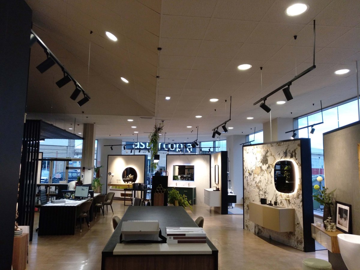 maslighting's tweet photo. 🟨 Proyectos con iluminación #Maslighting

Es un placer poder compartir las fotos del nuevo showroom del Spazio Rocasa, que ahora cuenta con la #iluminación #LED más eficiente tanto para la zona de exposición como la de oficina.

📌 Spazio Rocasa, Avilés
✒️ Juan Losada https://t.co/JNyATbpZDe