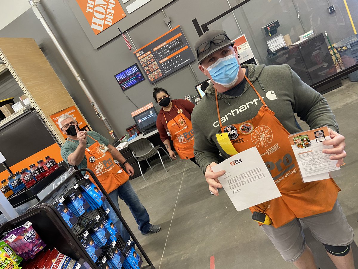 Celebrating PASA Matt at 415’s PRO desk for earning Q3 Champion status! Awesome job Matt. <a href="/CBoswellHD/">Corey Boswell</a> <a href="/D66Celest/">Sheldon Celestine 🇹🇹🇺🇸</a> <a href="/cat_thanner/">Cathy Thanner</a> <a href="/FeliciaPuente05/">Felicia Duran</a> <a href="/mosesjedTHD/">Jed Moses</a> <a href="/RussellTomlins7/">Russell Tomlinson</a>