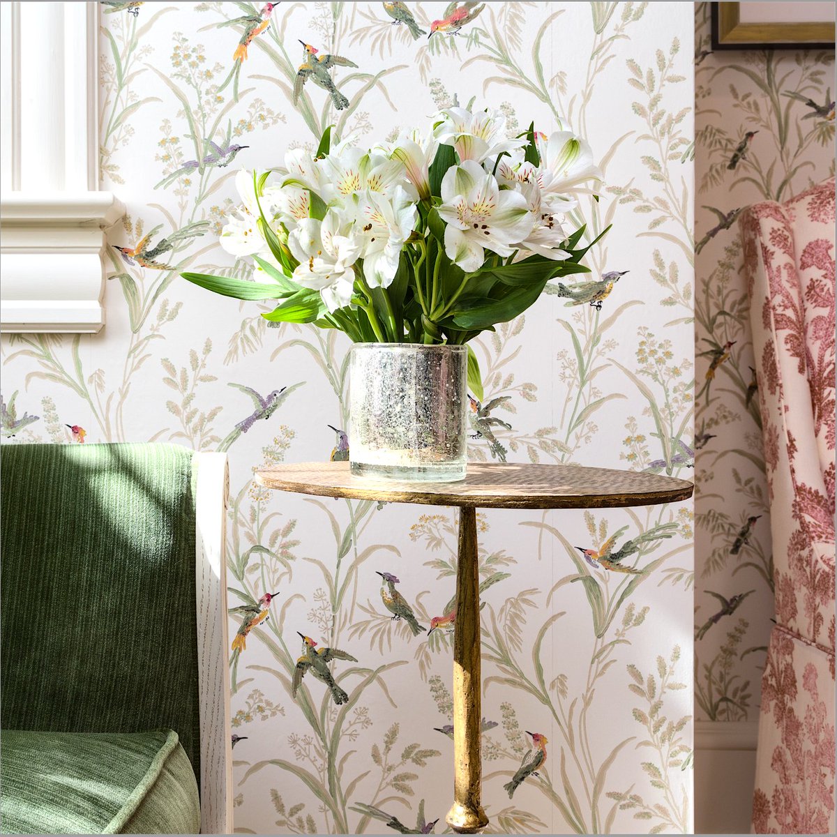 A sweet vignette this #wallpaperwednesday! @thibaut_1886 #dcdesigner #interiordesign #freshflowers #interiordecor