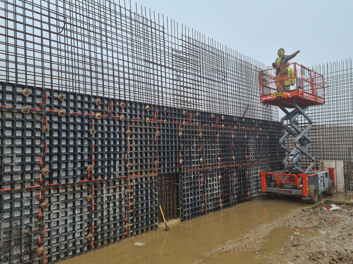 SeerConstructi1's tweet image. Our Peri Formwork Duo being used for 6m high retaining walls.
Lightweight, manual handling, recycled plastic. 
#periformwork
#duo
#bamconstructuk