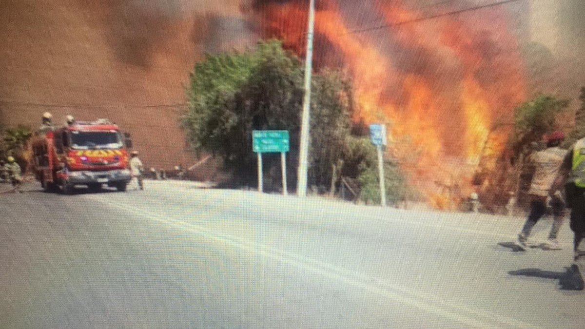 Pabl0Manzanares's tweet photo. Incendio forestal en #Montepatria con rápida propagación,consume preliminarmente 20 hectáreas, bomberos locales, de El #Palqui, #Ovalle y #CONAF trabajan en el lugar , al momento 1 bombero lesionado se desconoce su estado, estaremos aplicando información. @bayron_lopez01 https://t.co/XgTe1TW74P