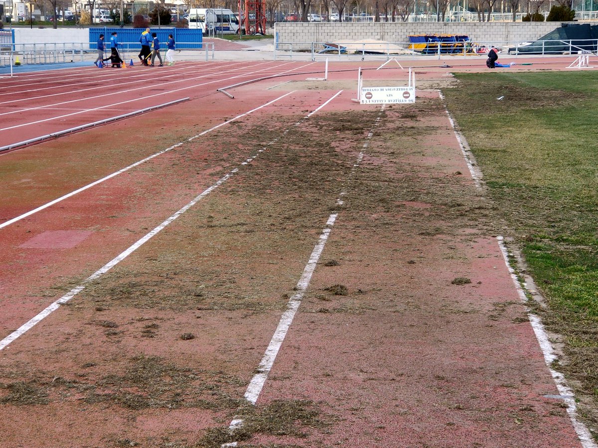 Atl_Alcorcon's tweet photo. Hoy preparando la pista para acoger el próximo sábado una nueva jornada de menores, Alcorcón sera el centro de la velocidad y el salto de longitud de menores.  @AtletismoMadrid https://t.co/F6wwLW2hEB