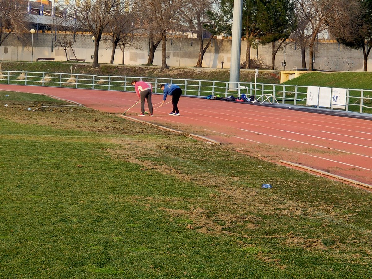 Atl_Alcorcon's tweet photo. Hoy preparando la pista para acoger el próximo sábado una nueva jornada de menores, Alcorcón sera el centro de la velocidad y el salto de longitud de menores.  @AtletismoMadrid https://t.co/F6wwLW2hEB