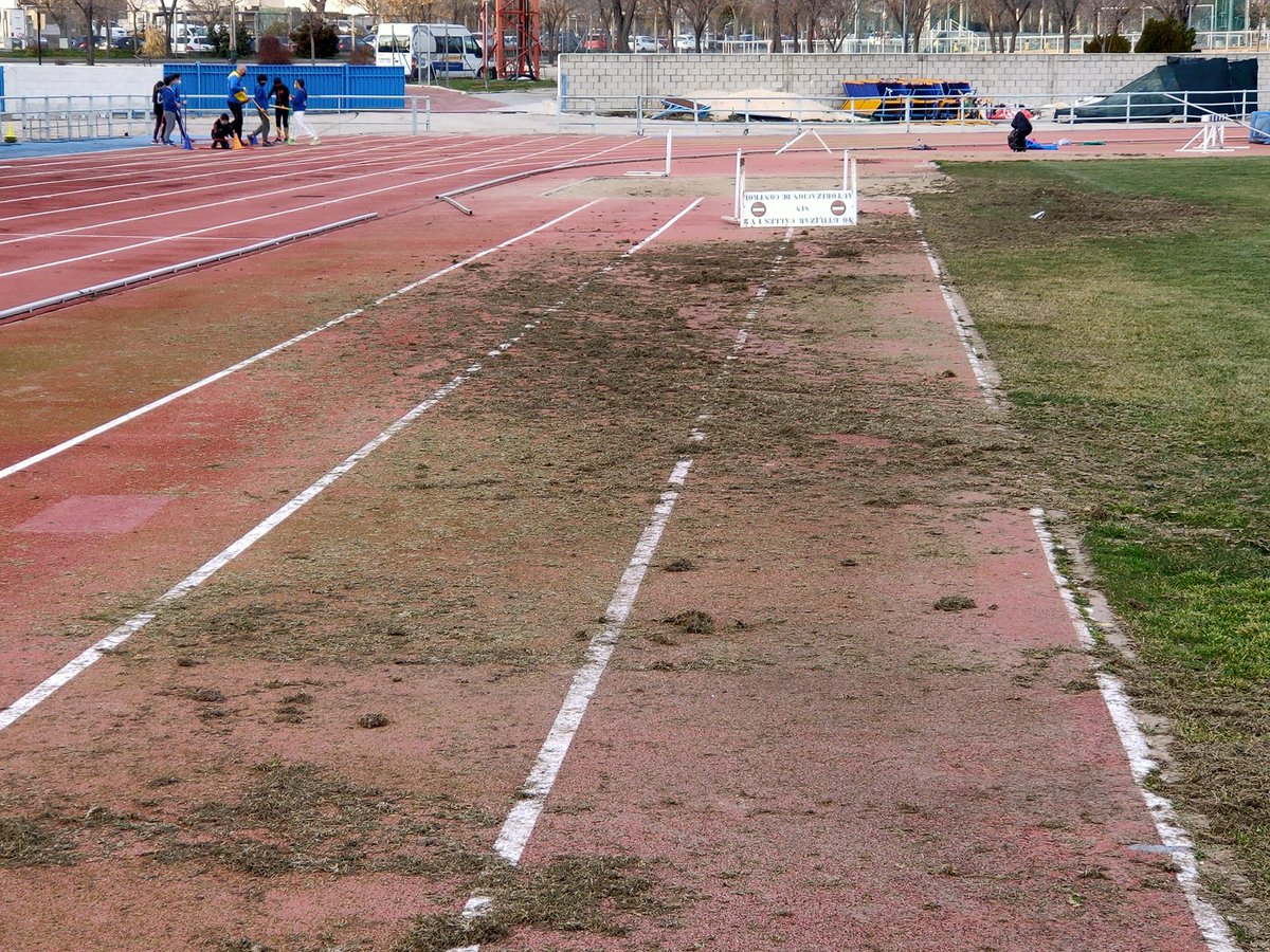 Atl_Alcorcon's tweet photo. Hoy preparando la pista para acoger el próximo sábado una nueva jornada de menores, Alcorcón sera el centro de la velocidad y el salto de longitud de menores.  @AtletismoMadrid https://t.co/F6wwLW2hEB
