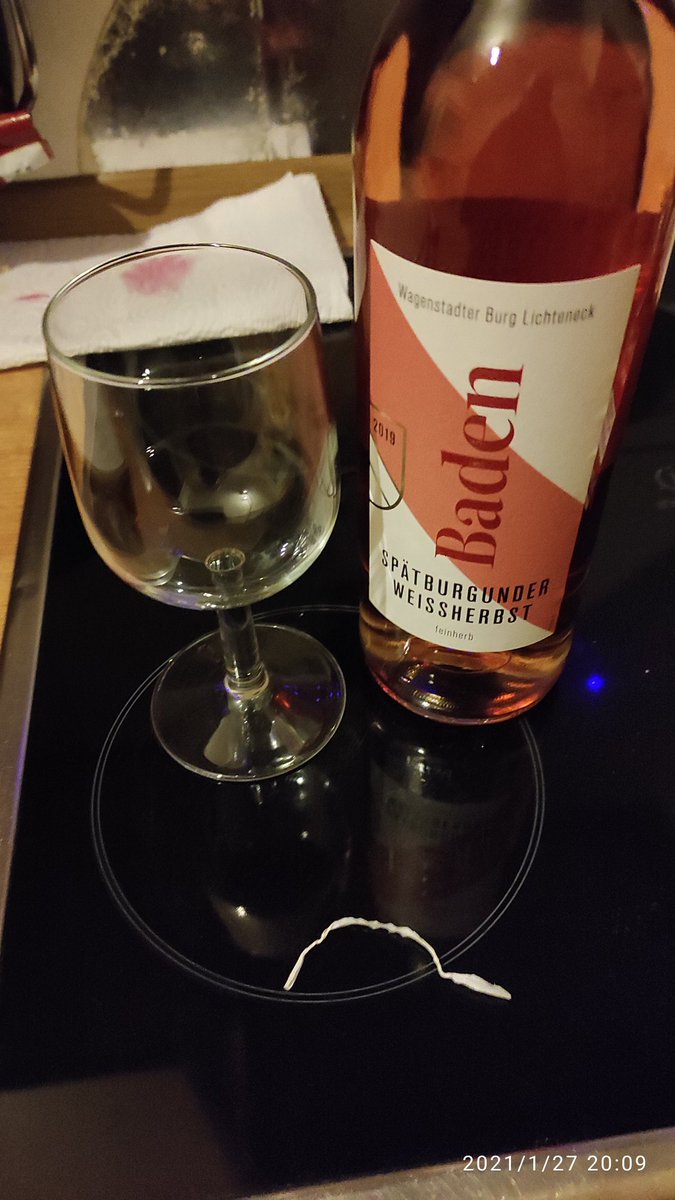 MasterRelaxe's tweet photo. Der Abend kann kommen... mit nem #Weissherbst #Spätburgunder https://t.co/AJH5s12Lyk