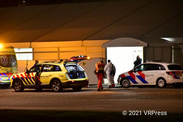 #VRPress | Den Haag | 27-01-2021 | Op woensdagavond 27 januari zijn de hulpdiensten met spoed opgeroepen naar de vaccinatie locatie van de GGD aan het Haags Kwartier in Den Haag.