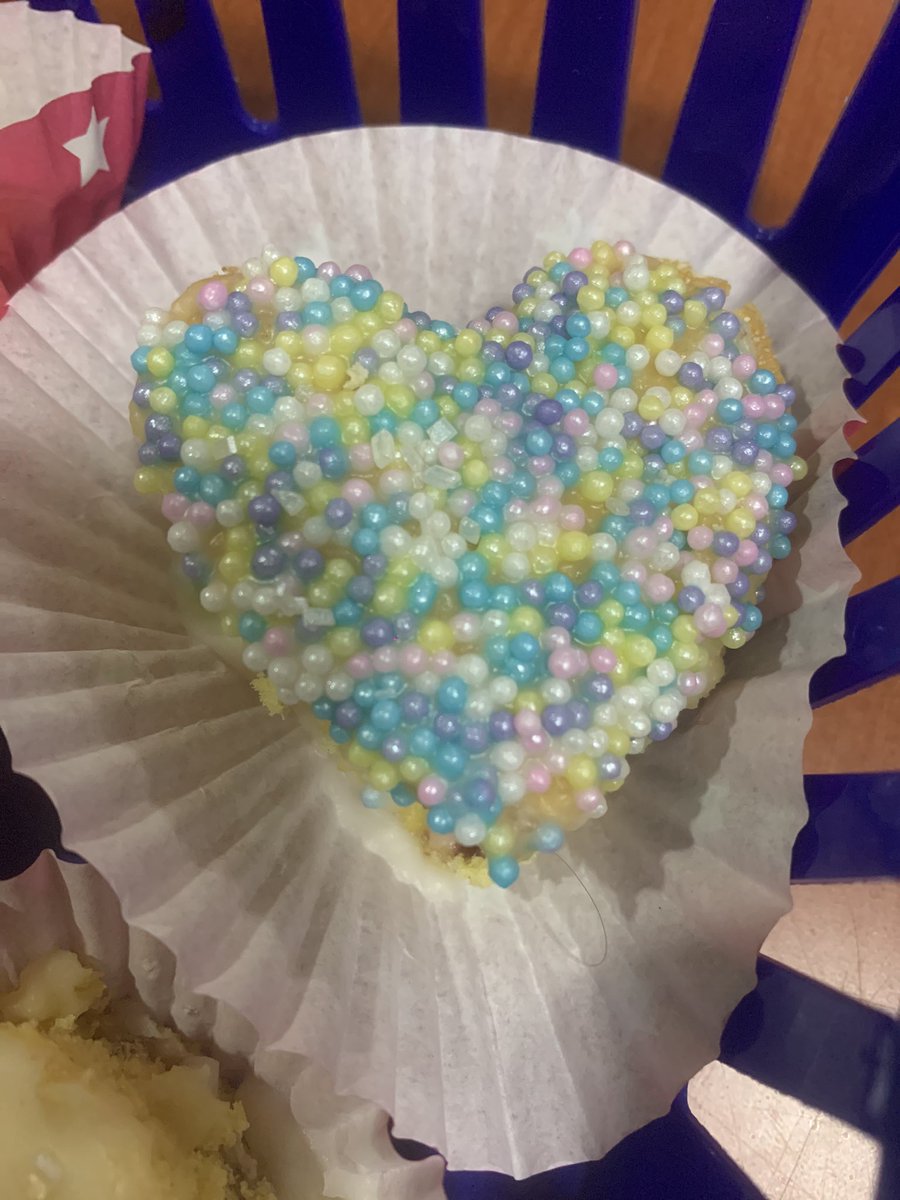 amilano77's tweet photo. Galleta con mermelada, mazapán, glaseado y perlas de azúcar...#sugaroverdose https://t.co/gRyApMBNjy