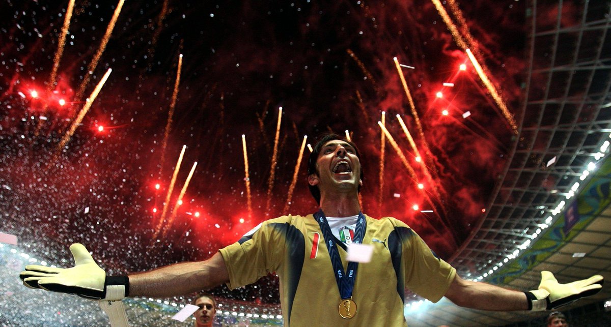 FIFAcom's tweet photo. 🗣️ "I'm proud of my passing, yes, but perhaps the thing my trophies were most indebted to was Gigi. He is perhaps the best goalkeeper in history," said @Pirlo_official 

🎂 Happy 43rd birthday to the incomparable @gianluigibuffon

🇮🇹 @azzurri | @juventusfcen ⚪️⚫️ https://t.co/1M68m51zZu