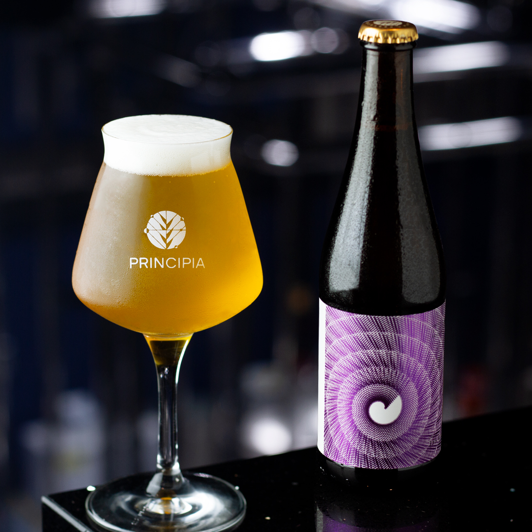 PrincipiaCraft's tweet photo. Te presentamos a Cuásar 3C 273 West Coast. Descubre cómo sus intensos lúpulos Mosaic y Nelson Sauvin liberan una gama supermasiva de aromas y sabores a pomelo, lima, durazno, mango y pino.

Es una cerveza con amargor firme, seca y refrescante. 🍻 https://t.co/qEC7mYoMDR
