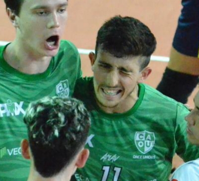 MDeportiva's tweet photo. Juega @onceunidosvoley y volvió @TomiRusso10 que, con su gesto, dice que está todo bien
#GestitodeIdea
📸 Prensa @VoleyACLAV https://t.co/oBXhdKiQc5