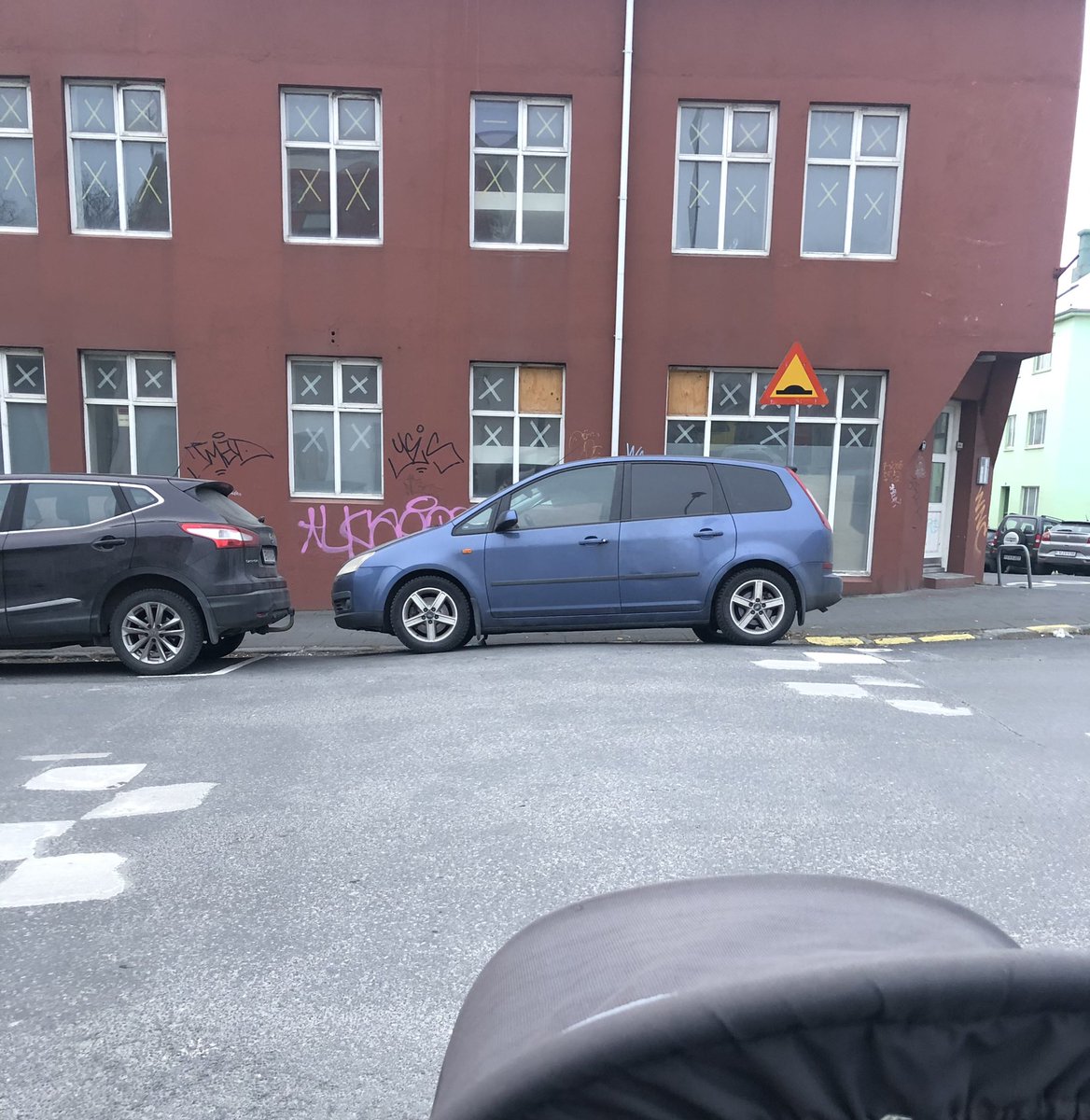 rasgeirs's tweet photo. Velti því stundum fyrir mér hvort bílaeigendurnir sem leggja alltaf á þessari gangbraut yrðu reiðir ef ég myndi keyra með barnavagninn í hliðina á þeim. https://t.co/zoBqUWYUB1