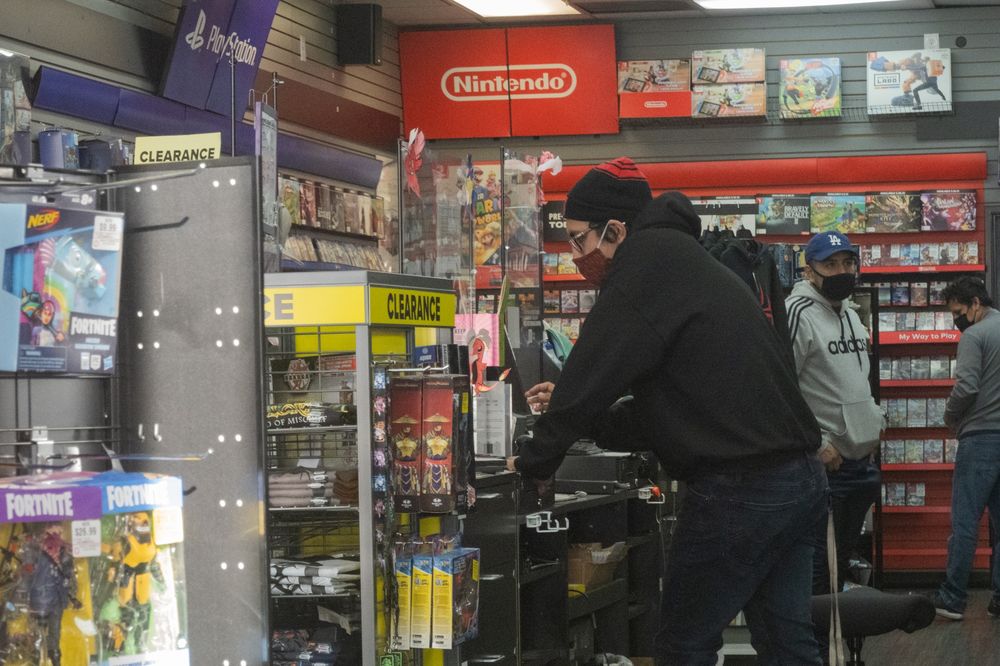 THREAD : Should you buy GameStop shares? We polled experts on both sides of the Atlantic and asked them that question. This is what they want you to know  https://trib.al/bbUQadN 