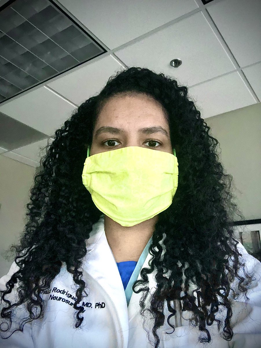 Rarely wear my hair out as I have been told many times it’s not professional. But with even the army allowing #letyourhairdown I was inspired today. 

Also as an #Afrolatina neurosurgeon, I want to normalize seeing “big curly hair” on professionals for children

#blackgirlmagic