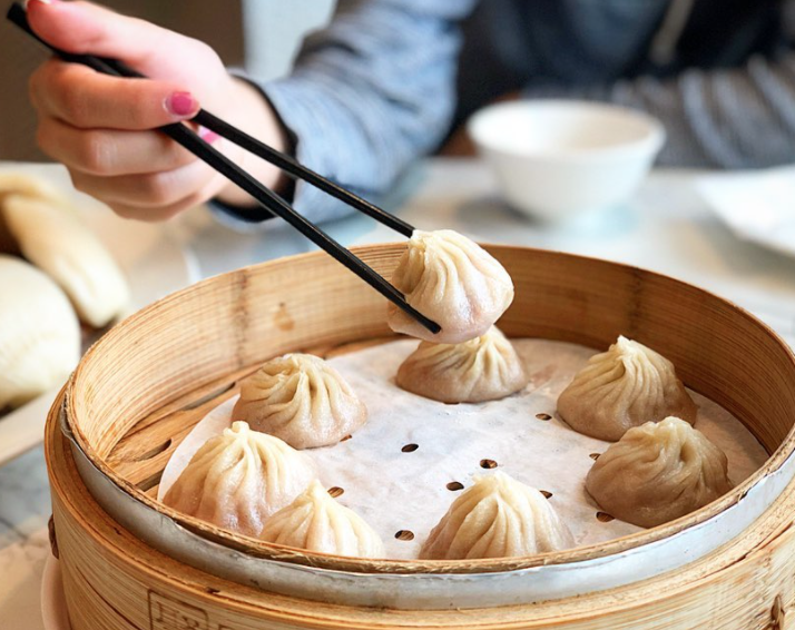 SheratonYVR's tweet photo. Set time aside to embark on a globally recognized adventure in the neighbourhood. We're a short walk away from restaurants part of Richmond's #DumplingTrail! Get these Xiao Long Bao's, or mini soup dumplings, from Dinesty, located behind our hotel.
📷 @cutecouplecravings https://t.co/Zjgr3rbJcc