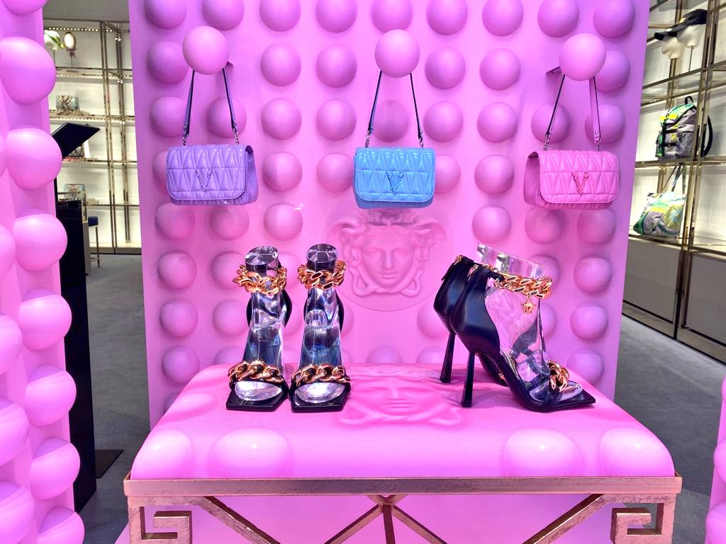 Melanie_Payge's tweet photo. Purple? Blue? Or pink?💜💙❤️
@melaniepayge 💋

#Melaniepayge #MelaniePaygeStylist  #Windowshopping 
#versace #versacecollection  #newcollection #viamontenapoleonemilano #milano #quadrilaterodellamoda  #GoldenQuad #stylist #fashion https://t.co/0vAzzSh4Rf