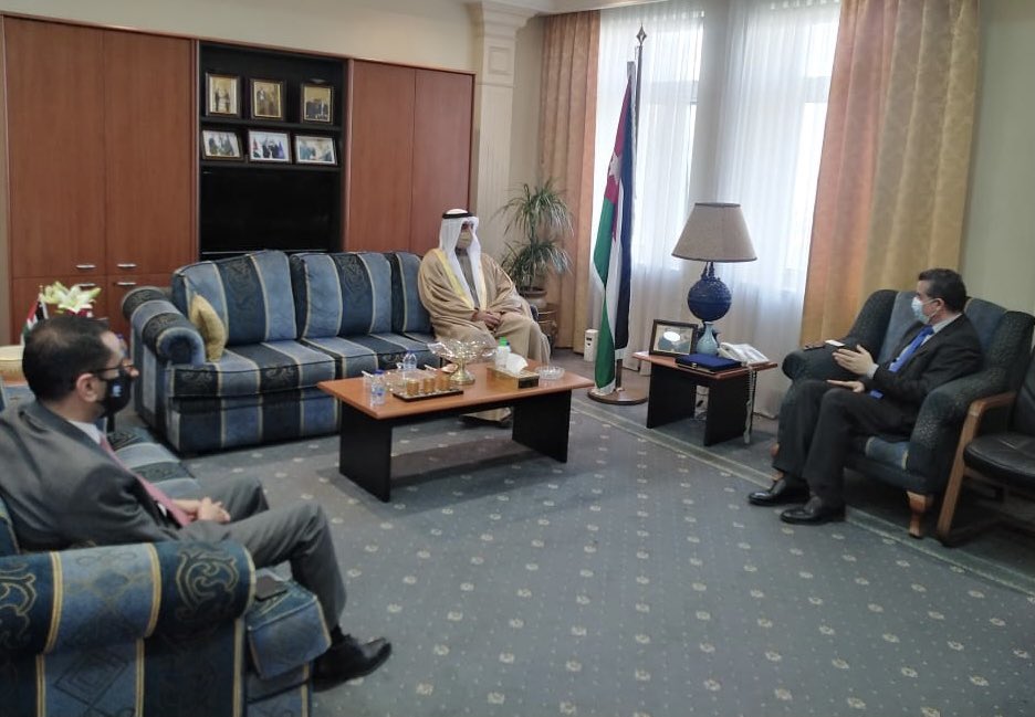 YousefRBataine1's tweet photo. سعدت اليوم باستقبال سعادة السفير أحمد بن يوسف الرويعي سفير مملكة البحرين الشقيقة  @BahrainEmbJO . ناقشنا الملفات الثنائية التي تميزها العلاقات الاخوية الوطيدة. وشارك في الاجتماع سعادة مدير ادارة الشؤون العربية. https://t.co/kYJYZD6F5o