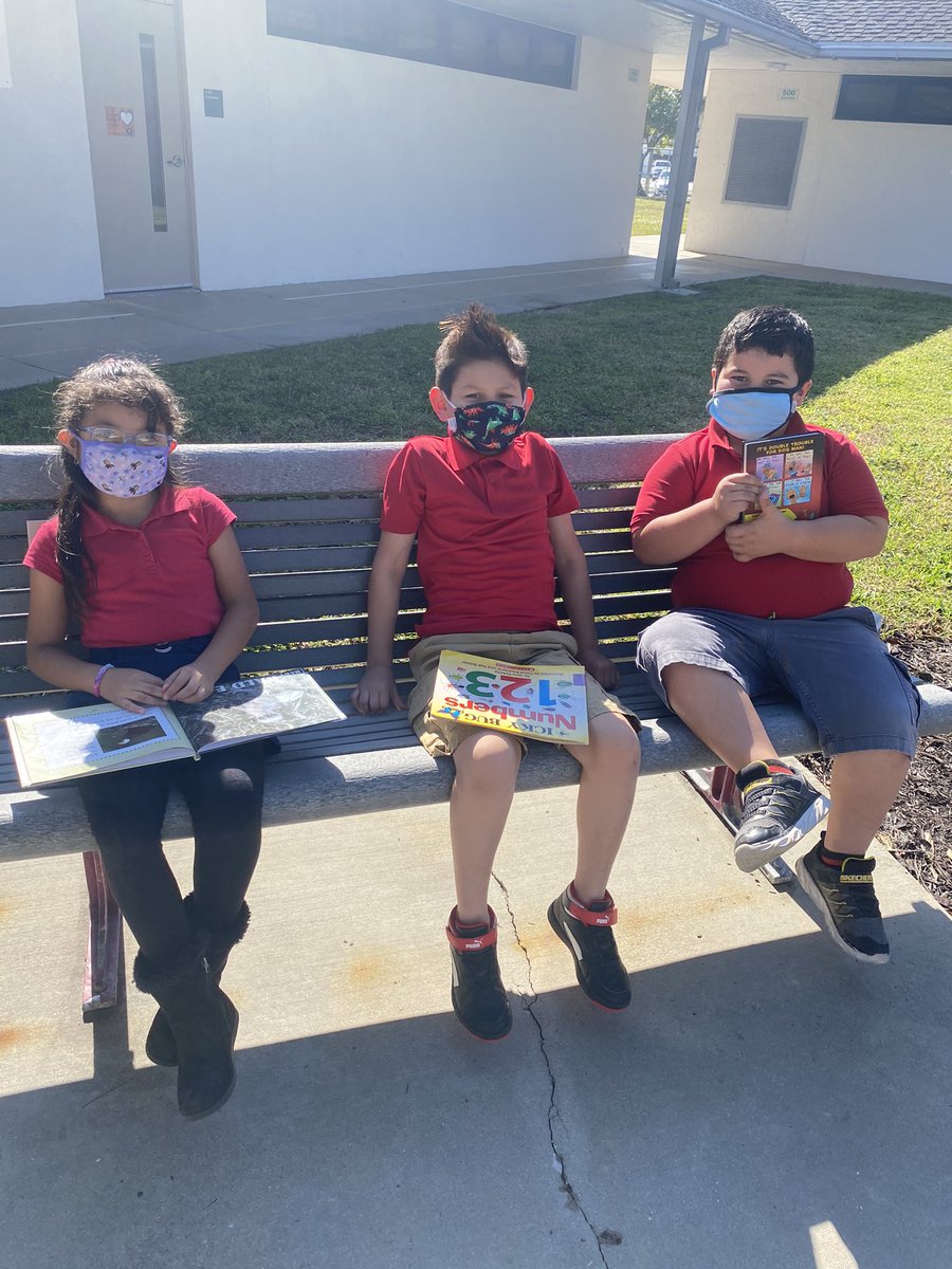 MsLoBosco's tweet photo. We had the best time reading in the sunshine with our buddy class! @TeamUlrichGGE @GGEseagulls https://t.co/FaNPUvnDsY