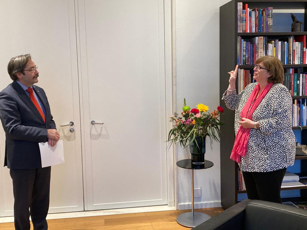 TheoBovens's tweet photo. In Gouvernement a/d Maas vanmiddag mw. Rianne Donders-de Leest beëdigd voor een 2e termijn als burgemeester van Roermond. Van harte gefeliciteerd! @roermondnieuws @RianneDonders @limburg #coronaproof https://t.co/Ki2wNlC3Oz