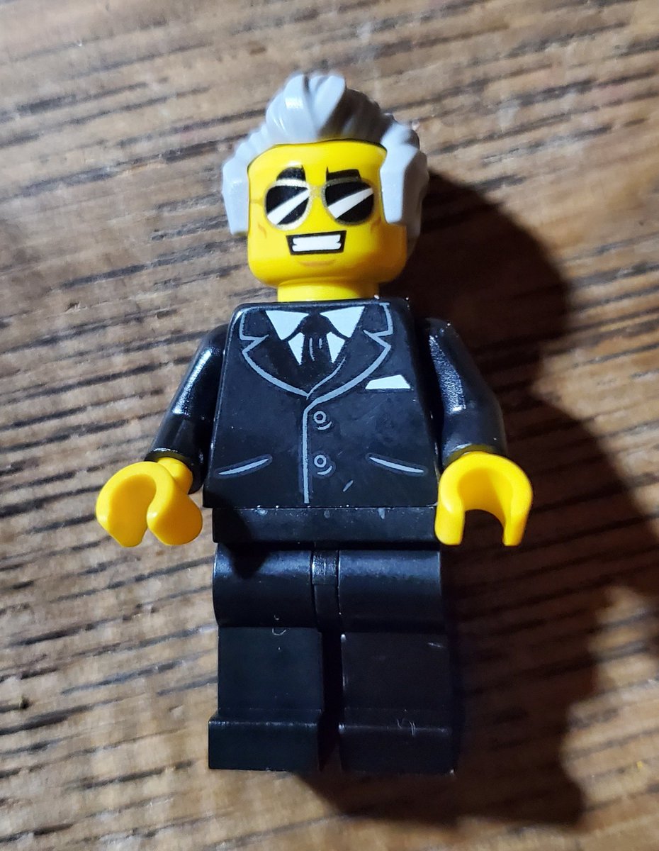 Since my friends & I are political junkies, lol, I did a minifig of Joe Biden riding a blue wave. This was before he picked Kamala as VP so, I was working on one of her but, afraid to show it, I didn't want to jinx it, lol. (5/)