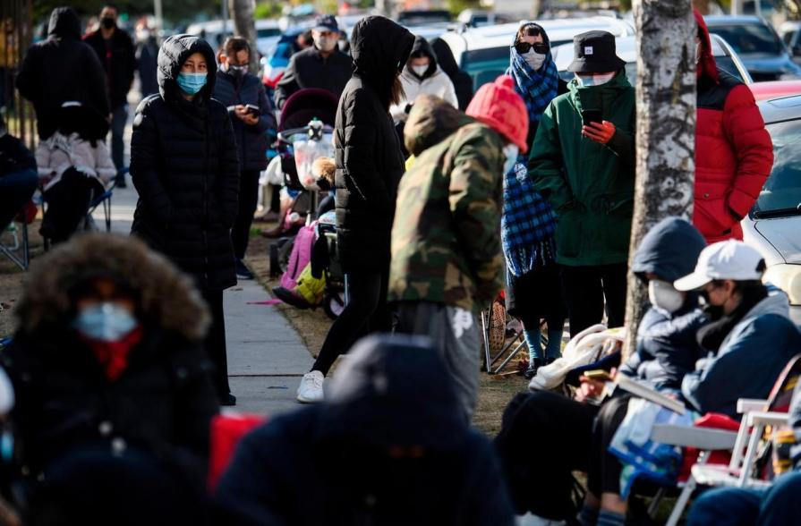 [ 🇺🇸 ÉTATS-UNIS ] 

🔸 À Los Angeles, des jeunes attendent jour et nuit aux abords des centres de vaccination. Ils espèrent obtenir des doses de flacons entamés risquant l’expiration. Celles-ci sont initialement destinées à des patients qui ne se présentent finalement pas.