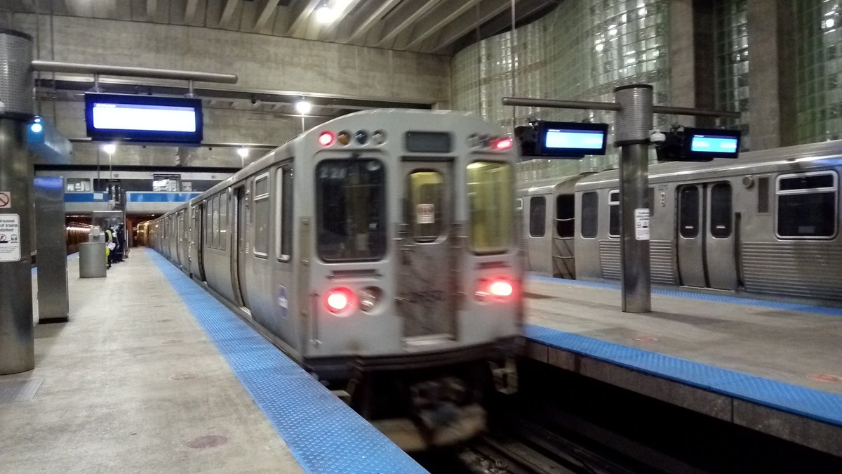 _the_realbear's tweet photo. CTA train ตรงจาก O'Hare to downtown Chicago สะดวกดีแต่สกปรก เก่า น่ากลัว หลอนๆ ทั้งรถไฟ ทั้งสถานี คนจรนอนมันทุกตู้ //คิดถึง BTS, MRT และ รฟท. เพราะสะอาดและบริการดีกว่า CTA หลายขุม เมืองไทยเรามาทีหลังแต่ดูดีกว่าเยอะ รออึกนิดจะกระจายไปทั่วประเทศละ #allbymemyself #CTAtrain #Chicago https://t.co/Z0PGAJqrU6
