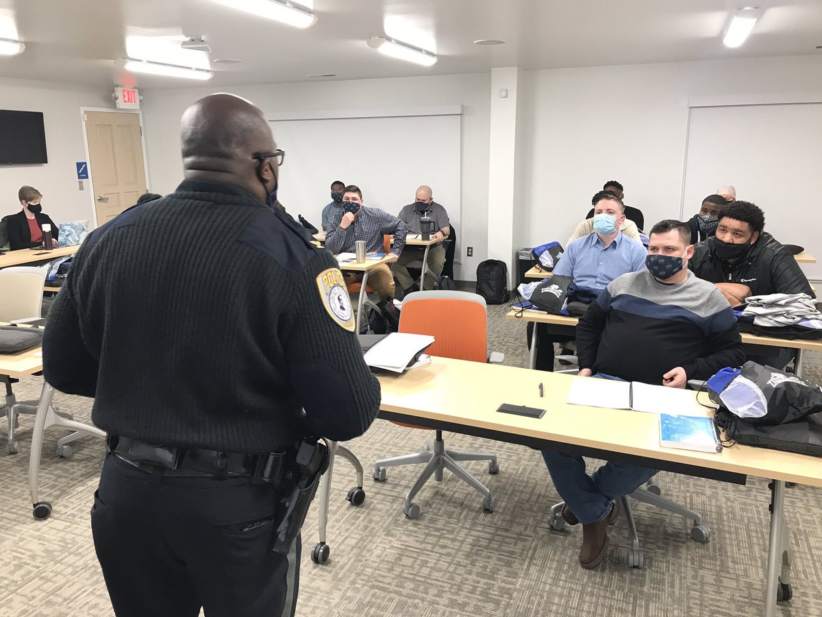 MoPublicSafety's tweet photo. Appreciate @GovParsonMO recognizing the Lincoln University team and Chief Gary Hill for establishing the nations’s first licensed law enforcement training academy at an #HBCU @MoPublicSafety looks forward to issuing peace officer licenses to LU academy gradsvin the months ahead. https://t.co/8JdRiYX2mu