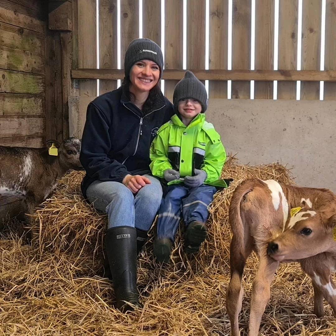 cups_on's tweet photo. A big thank you to @kiwikitltd for kindly kitting us out with some great gear. It's very much appreciated as we head into #springcalving .
#gifted #kiwikit #kaiwakaclothing #kaiwaka #skellerups #skellerupquattros #farmclothing #farmlife #farm24 #teamdairy #notanad https://t.co/mFaZ7r7puY