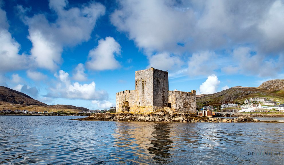 welovehistory's tweet image. A6. Views. For. Miles 😍 Need we say more?!

#ScotlandHour

📸 Castle Campbell | Urquhart Castle | Kisimul Castle | Skara Brae
