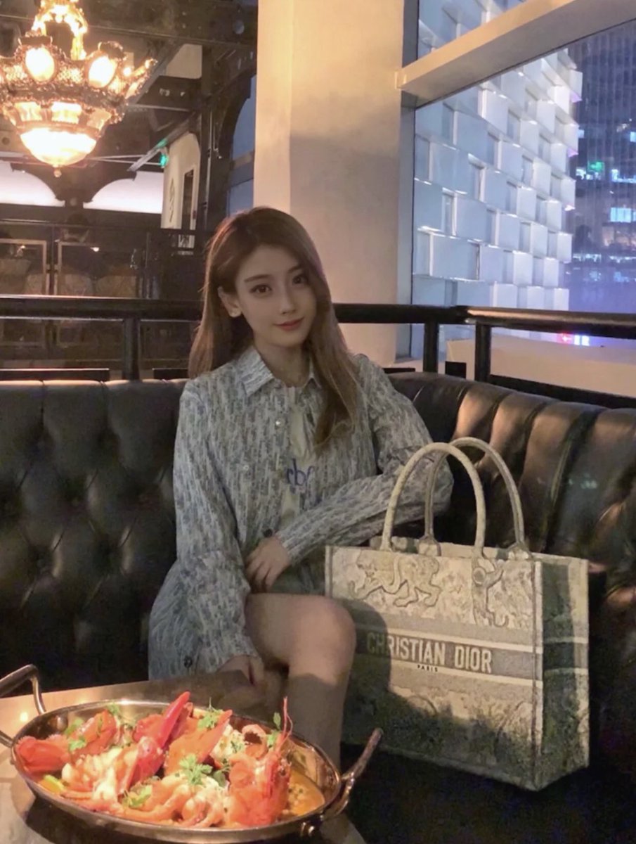 UpKni's tweet photo. 私の良い姉妹と夕食を共にする☺️ https://t.co/HAbB2QKQWM
