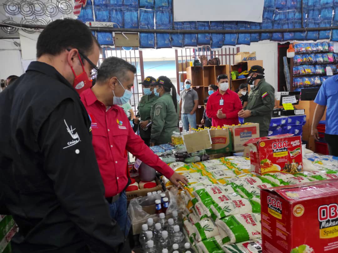 eneidalayave's tweet photo. Como parte del Plan 101 en diversos municipios del país la @sundde_ve juntos a los organismos de seguridad, realizó un despliegue en los comercios para la verificación del cumplimiento de las normas sobre los derechos socioeconómicos del pueblo. #VenezuelaSolidariaYHumanista https://t.co/vIYlraFLLH