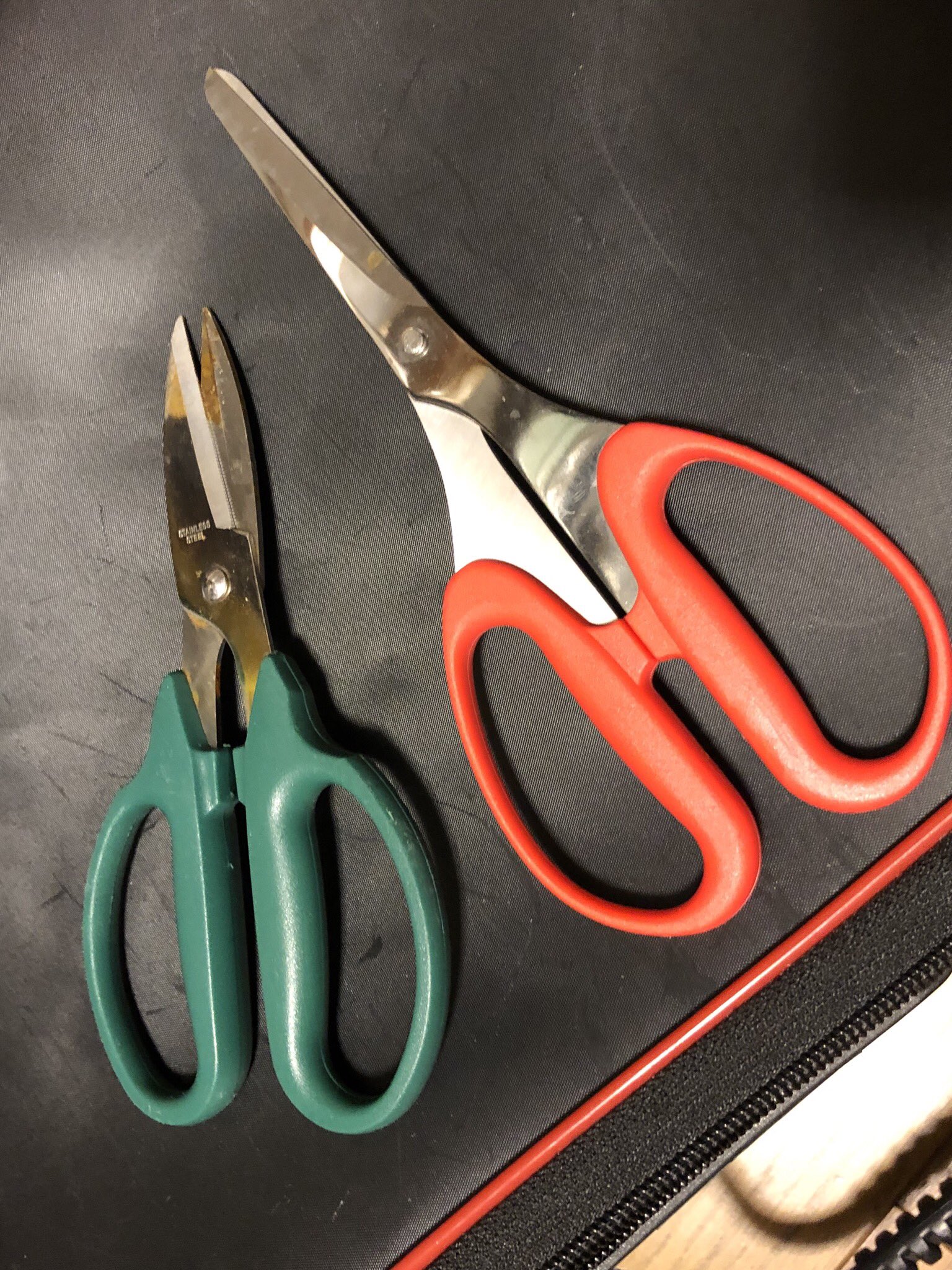 Nossy ギプス巻きにオススメのハサミ 100均の剪定用ハサミ 文房具でもキッチンでもなく園芸用品の棚にあります 滑らず硬貨しきっていないギプスもカットできます 緑がセリア 赤がダイソー キャストには緑の方が良いです ストッキネットには赤が向い