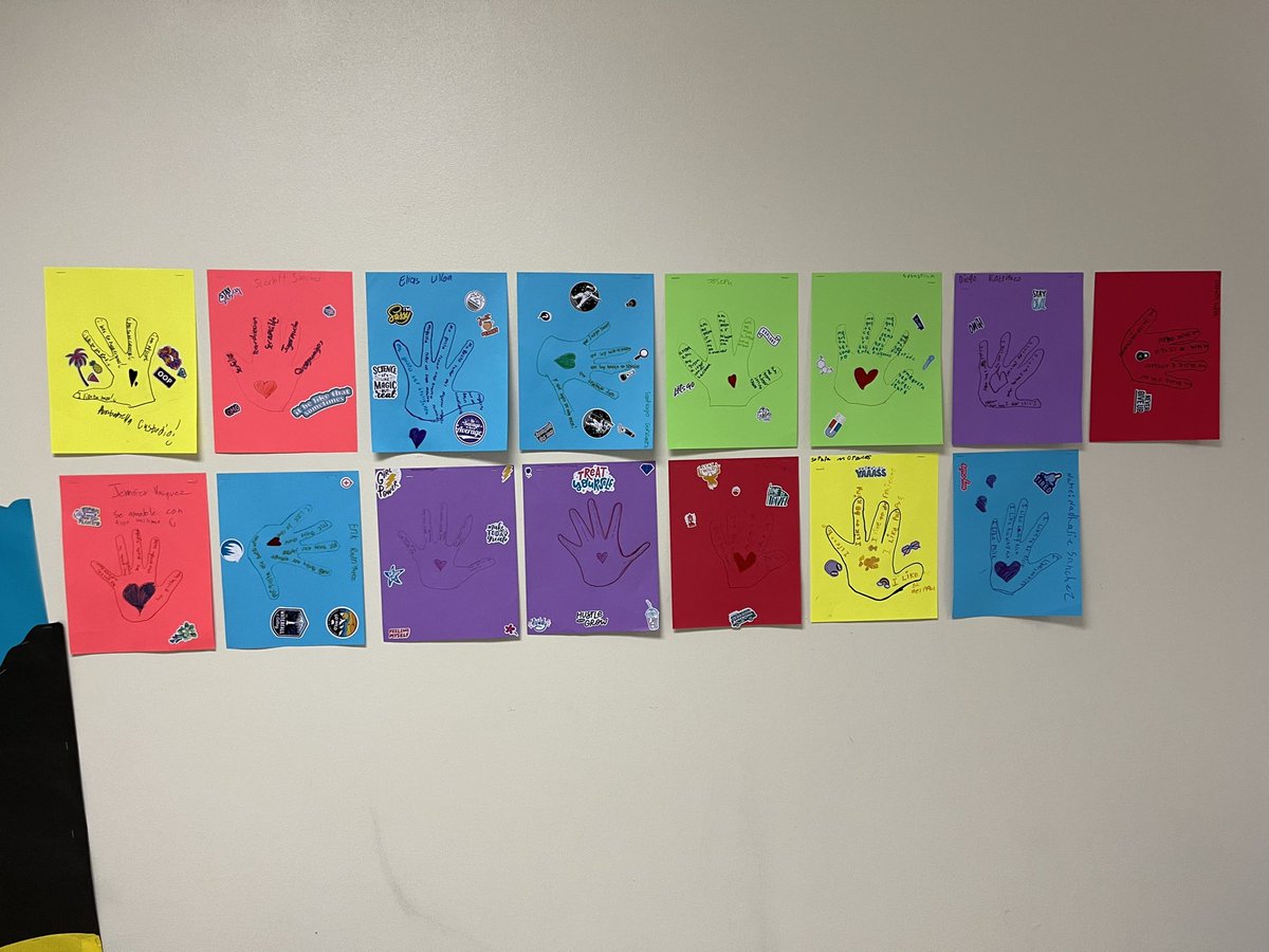 CounselorSoto's tweet photo. I love seeing all the kiddos and staff excited and eager to join in on #greatkindnessweek We have some pretty special #SmithLeopards! ❤️🥰😍 https://t.co/T0kh1Jqjy2