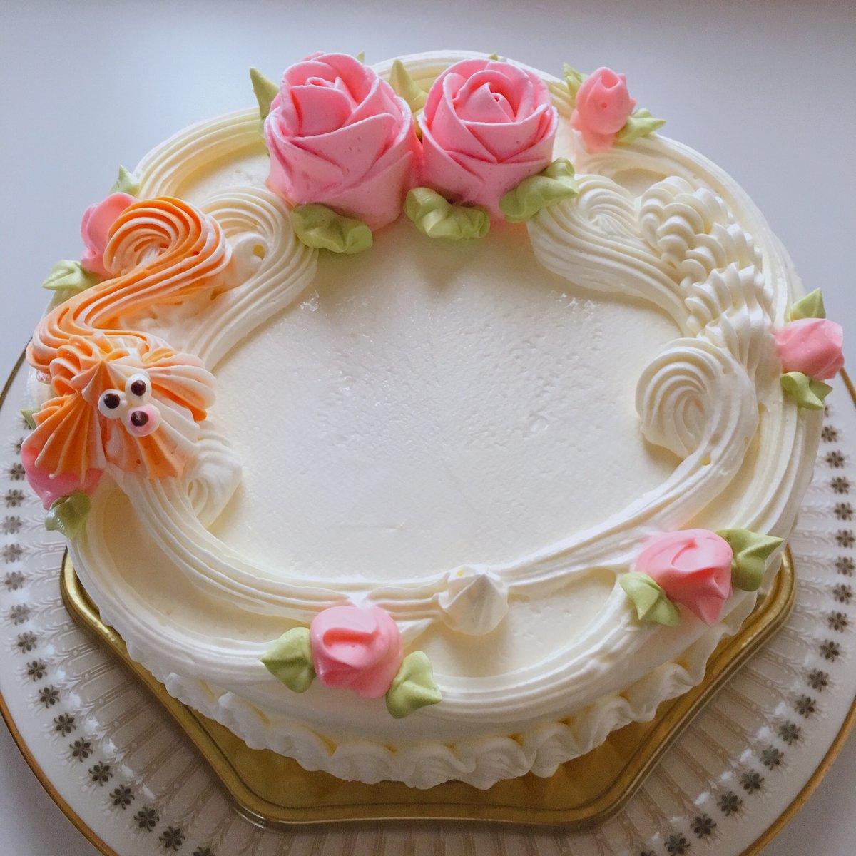 純喫茶コレクション S Tweet 何もない日にホールケーキを買うのが好きです 気持ちによる行動ではなく 動作から呼ばれる感情というか 丸ごとの可愛らしいケーキが自宅にあることで 今日は良い日なんだ と思える幸せが数日間続きます 写真は 高円寺トリアノンのもの